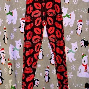 💋SEXY SILK/SATIN RED LIP KISS LEGGINGS💋